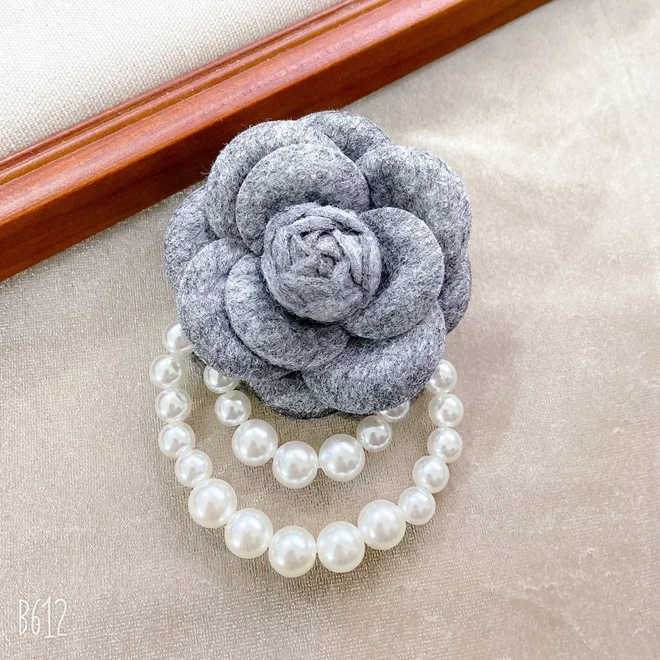 Spilla Vintage A Camelia Con Fiocco E Catena Di Perle - Elegante Accessorio Floreale In Tessuto Per Donna