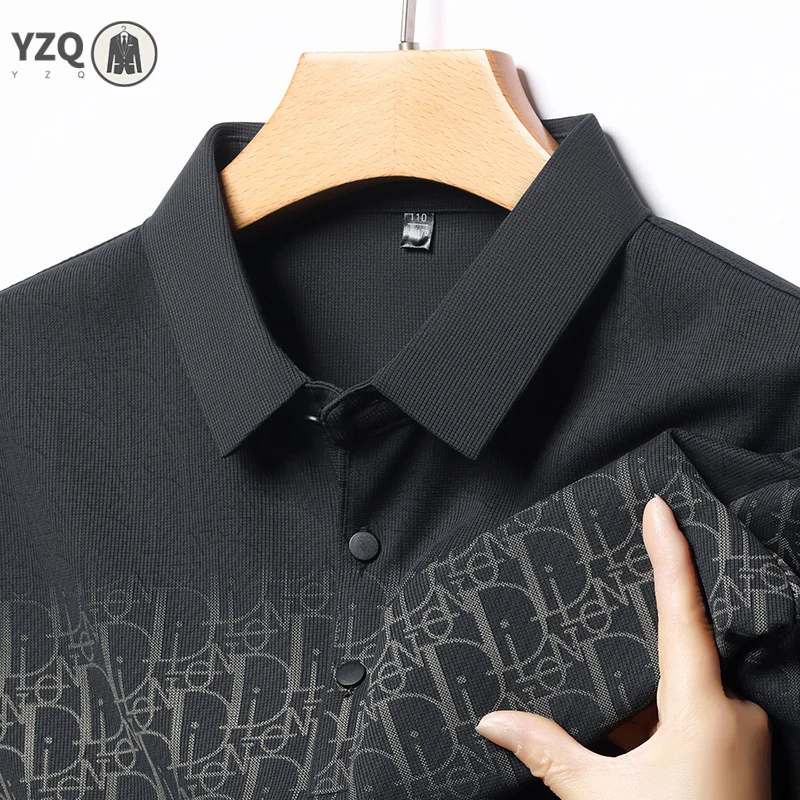 Polo a Maniche Corte da Uomo Business Casual con Logo Jacquard su Tutta la Superficie, Design Traspirante in Rete, Bottoni Rotondi, per Ufficio e Uso Quotidiano - immagine 5