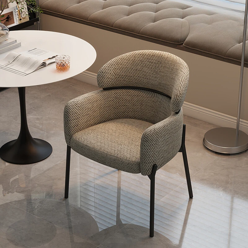 Sedia casual minimalista italiana Luce di lusso per la casa Cucina retrò Sedia da pranzo Schienale per tavolo da pranzo nordico di fascia alta di lusso leggero
