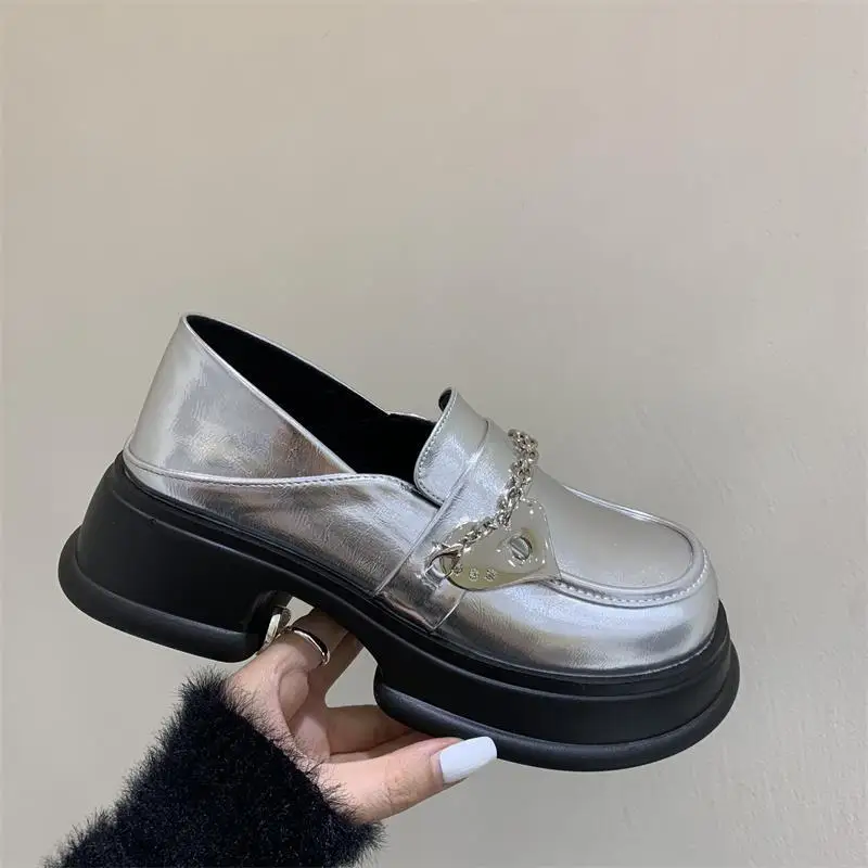 

2022 New Women's Lolita JK Uniform Shoes Thick Sole Metal Chain Heart-shaped Buckle Slip-on Shoes Women's Singles Shoes Mujer