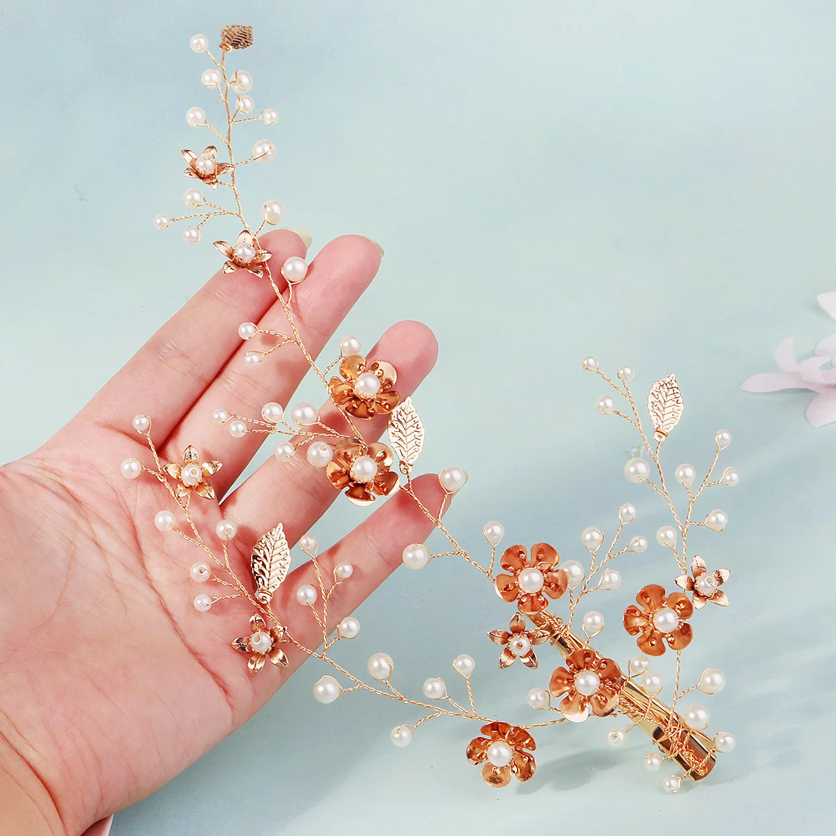 Goldene, elegante, handgefertigte Blüten-Kopfbedeckung, lange Braut-Haarspangen im Krallenstil – Detail 4
