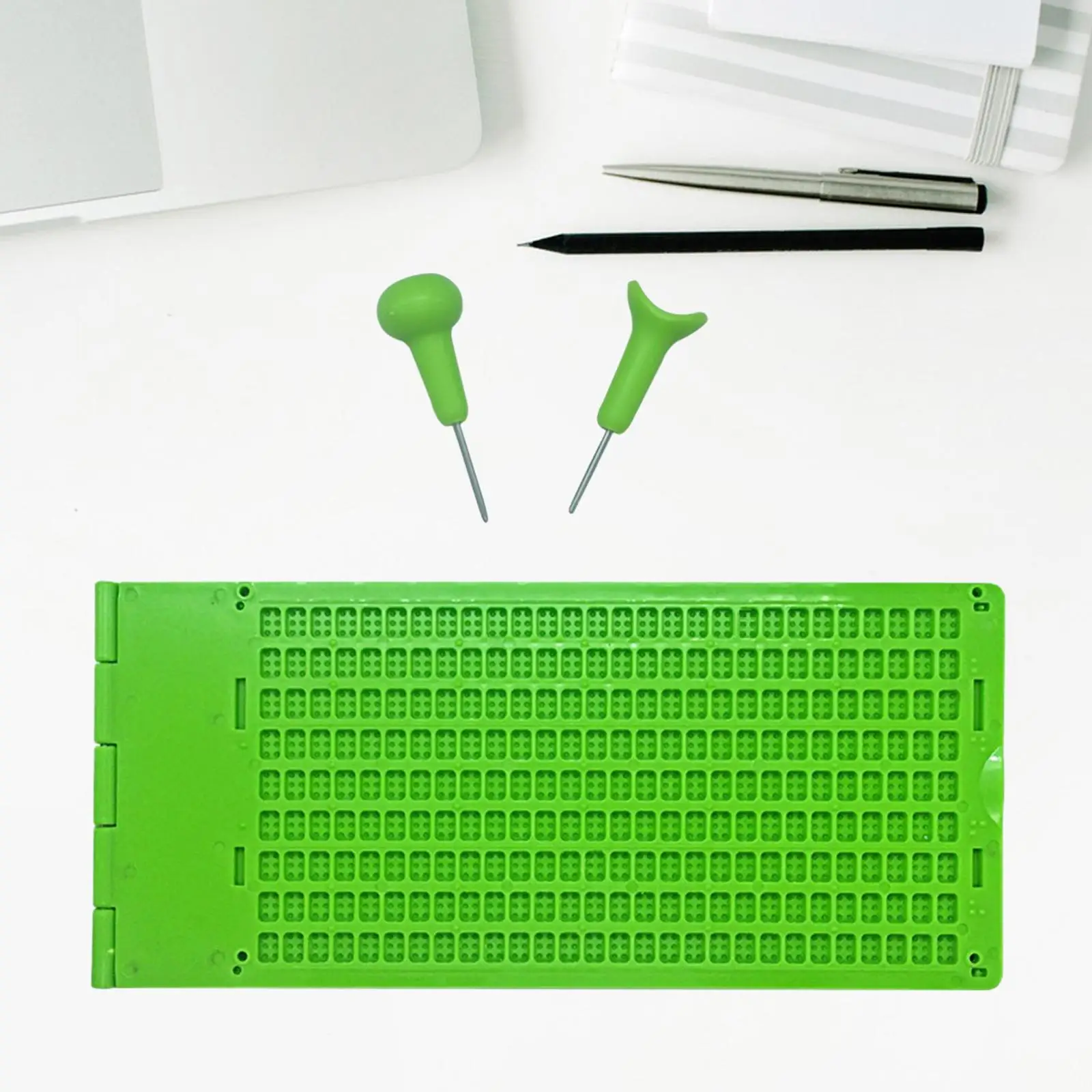 Pizarra de escritura en Braille, herramienta de aprendizaje para