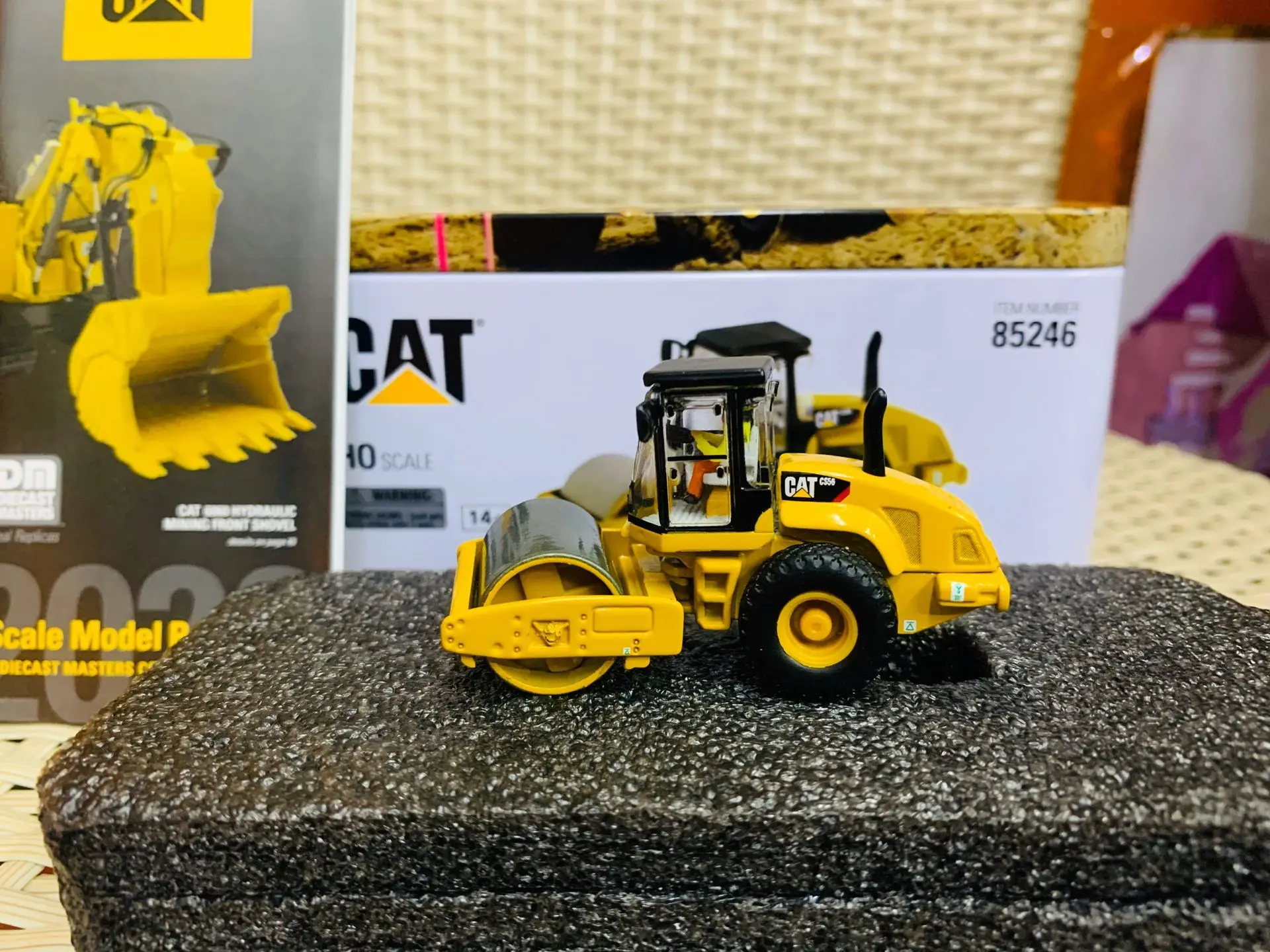 Caterpillar Cat CS56 Smooth Drum Vibratory Soil Compactor 1/87 Scale Diecast Masters DM85246