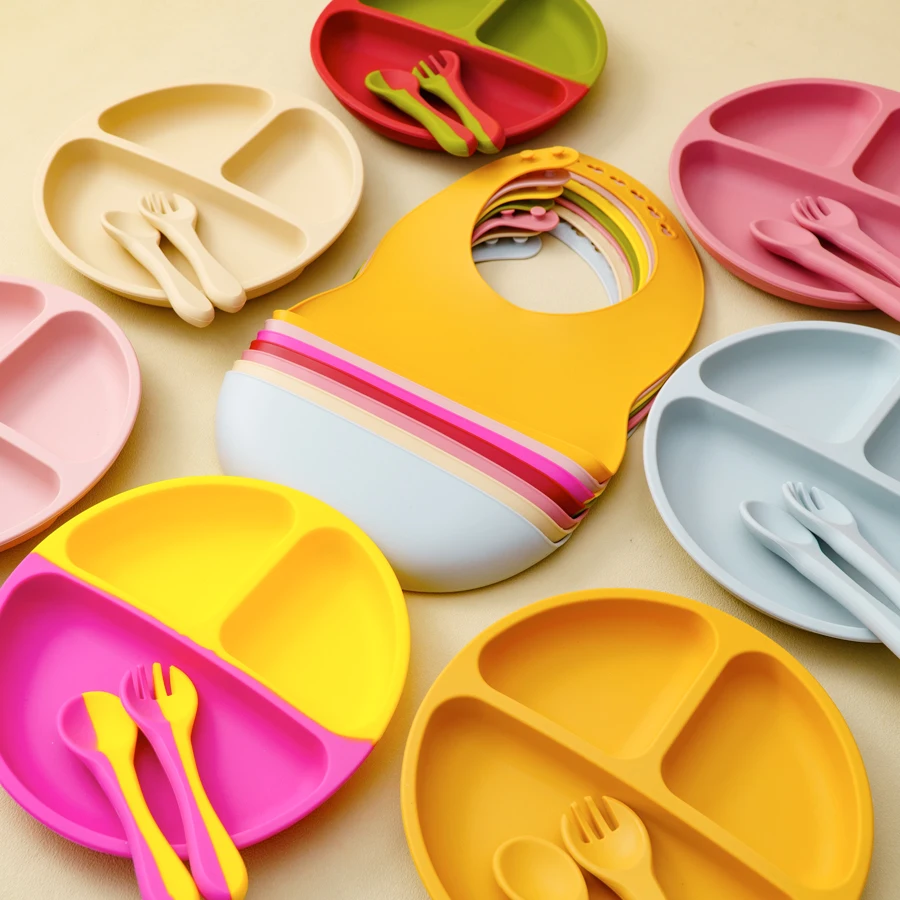 4PCS Baby Silicone Tableware Sets Contrasting Colors Dining Sets Suction Plate Waterproof Bib Portable Baby Spoon Fork 4
