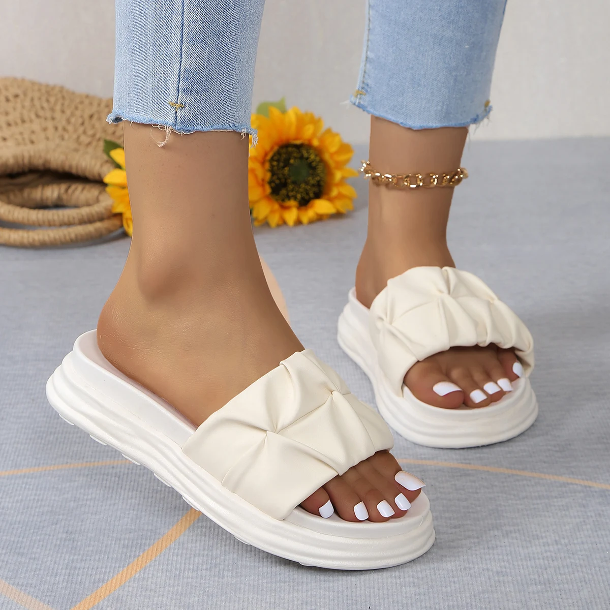 New Thick Sole Beach Shoes for Women's Summer Outwear, Anti slip Versatile Folded Soft Sole Casual Fashion Sandals and Slippers