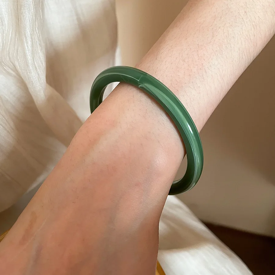 Sleek Resin Acrylic Jade-Style Women's Fashion Bangle Bracelet