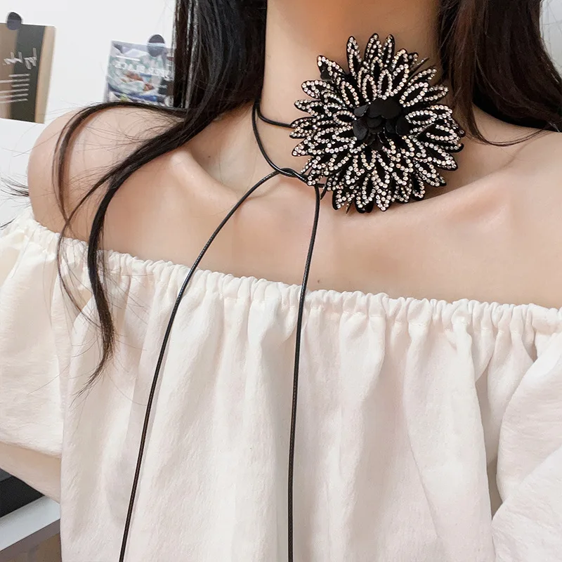 Flower Inlaid with Colored Diamonds Shiny Women's Necklace Sweet and Romantic Adjustable Strap Party Collar For Women Jewelry