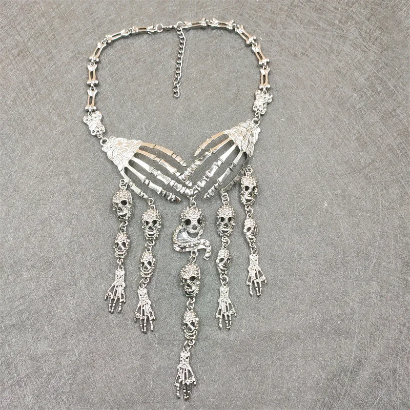 

2022 New Fashion Halloween Multilayer Exaggerate Ghoul Hand Skull Tassel Necklace Halloween Party Ghoul Hand Skull Necklace