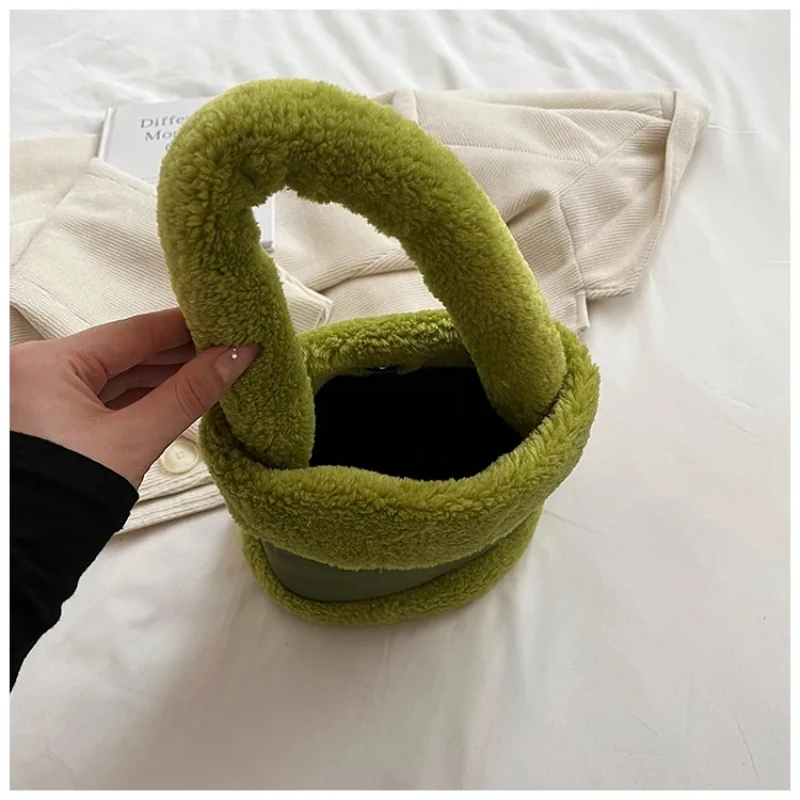 2023 New Winter Design Faux Fur Women Handbags Retro Plush Cute Ladies Clutch Purse Soft Fluffy Bucket Tote Bag Small Bolsos