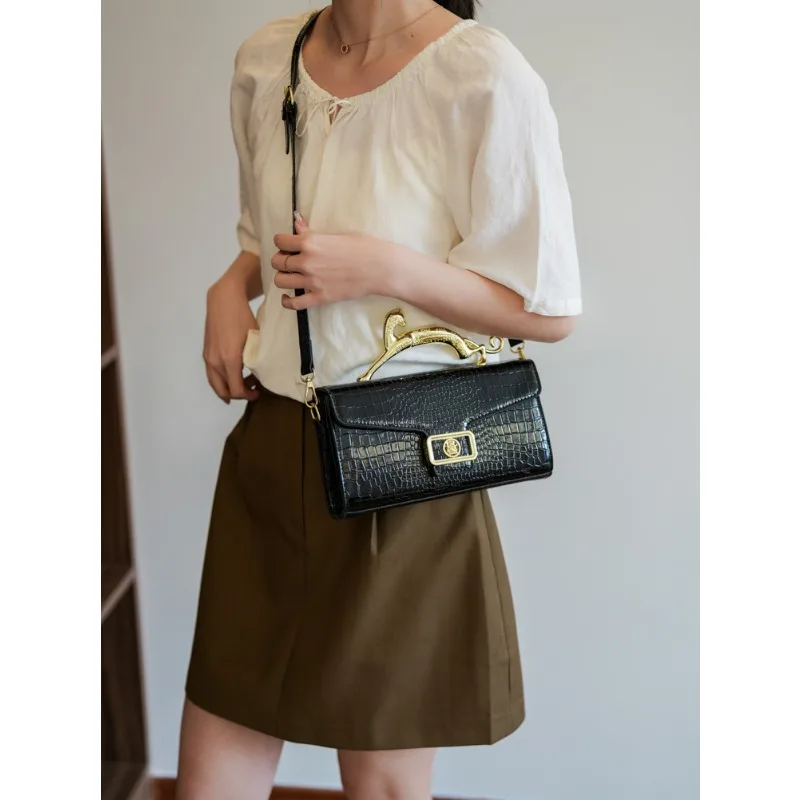 حقائب نسائية، بما في ذلك حقائب الكتف والكروسبودي،...