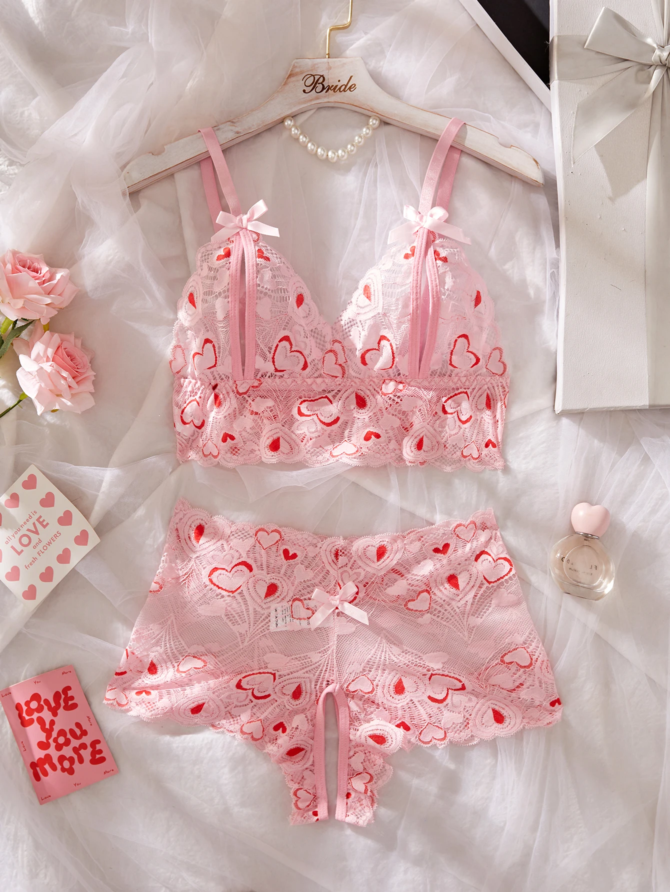 Ensemble de lingerie sexy à bretelles pour femme, soutien-gorge et culotte en dentelle à imprimé cœur, avec découpes et entrejambe ouvert, vêtements intimes
