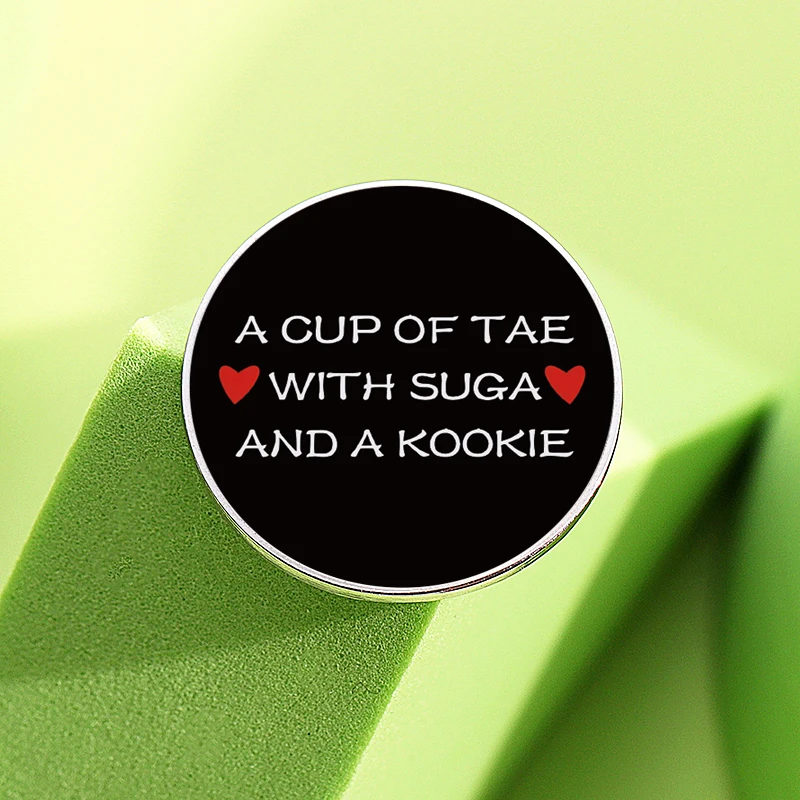 Eine Tasse Tae mit Suga und einem Kookie Pint Broschen Pin für Freunde Geschenk Schwarz Runde Form Revers Abzeichen Zubehör für Party – Detail 6