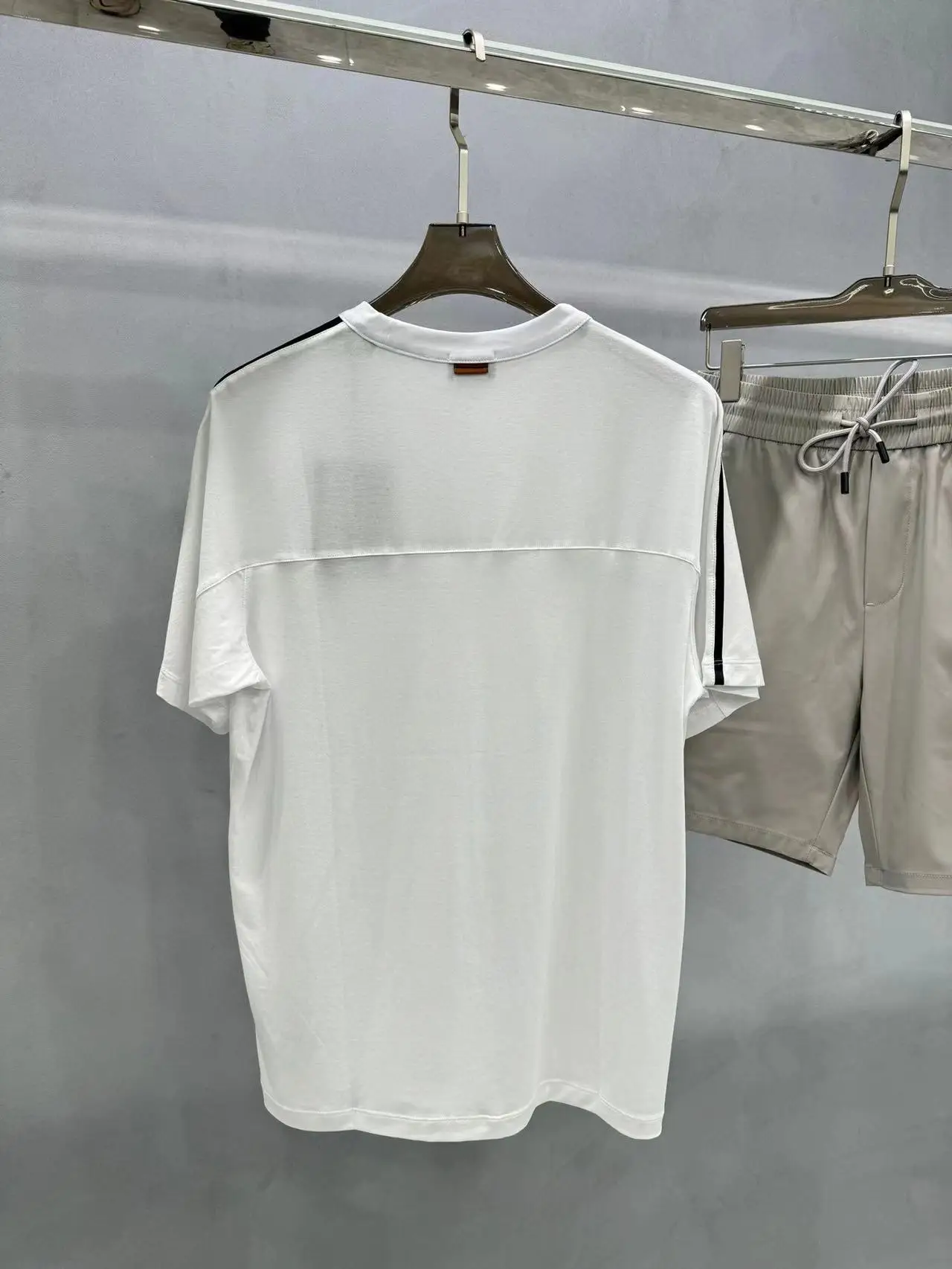 thumbnail image 1 of 2024ss Camiseta de cuello redondo con rayas de moda con empalme en Z para hombre, transpirable, informal, versátil, de manga corta, 1 of 4