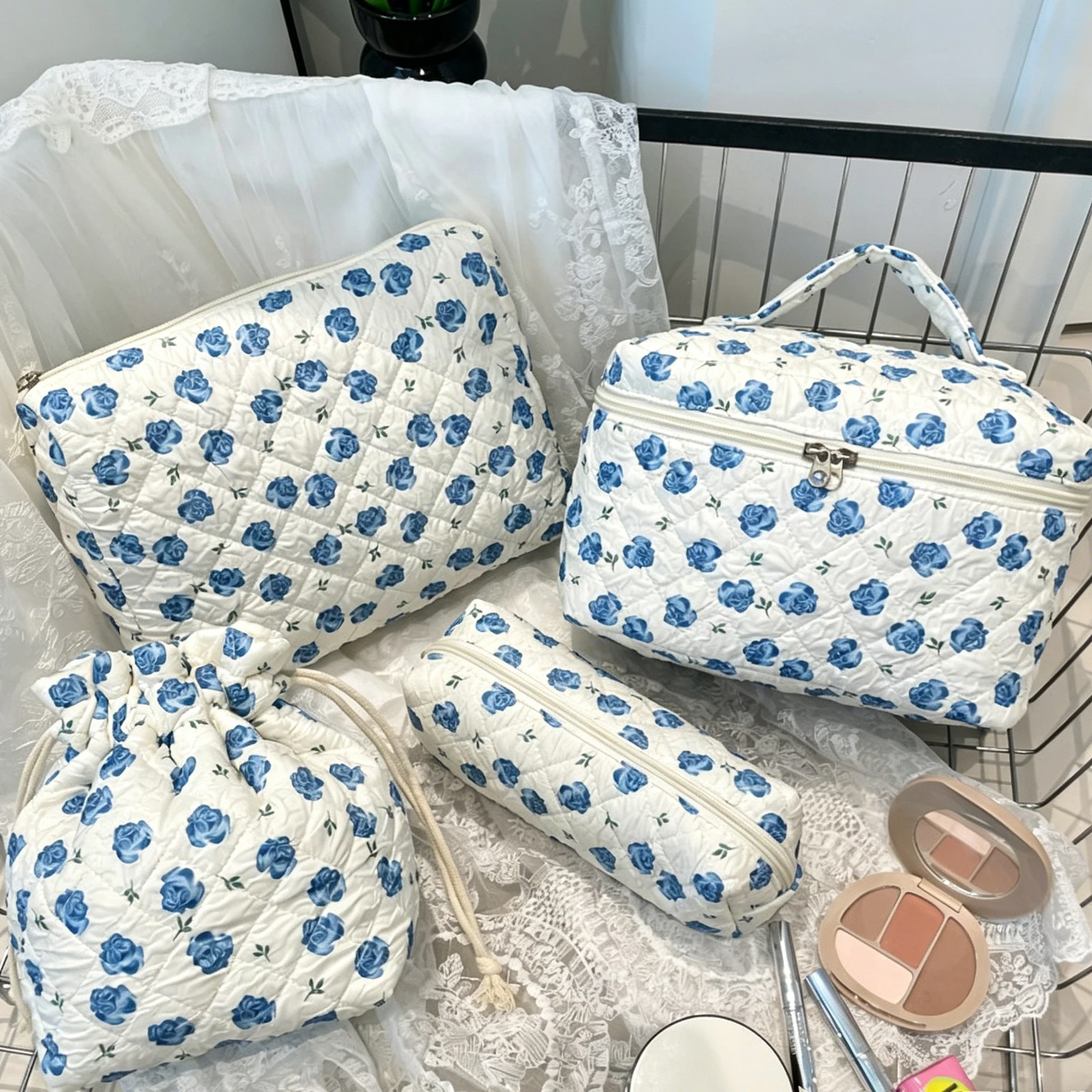 4Pcs 꽃무늬 메이크업 가방(면 누빔 보관 가방 포함) 야외 캠핑을 위한 대용량 소형 패딩 화장품 가방