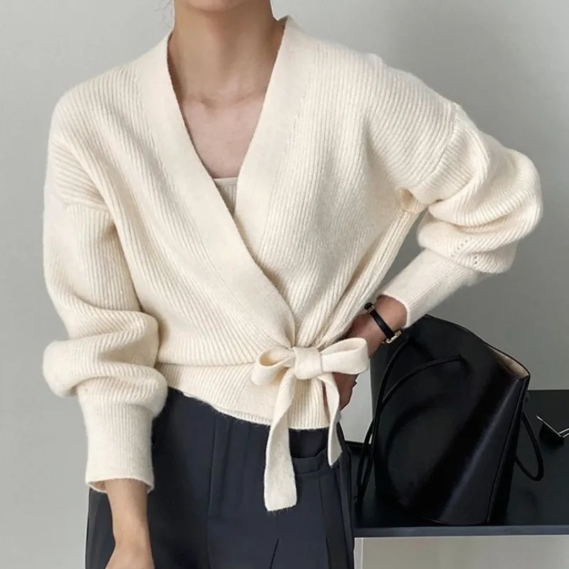 

Autumn Lacing knitwear V-Neck Knit Women Short High Waist Sweater Coat Overlay Design Sense Top Loose comfortable woolen sweater