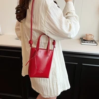 Mini sac à bandoulière en cuir Pu rouge pour femmes, tendance d'été, pochette pour téléphone portable, motif de lettres, petit sac à main 2025 3