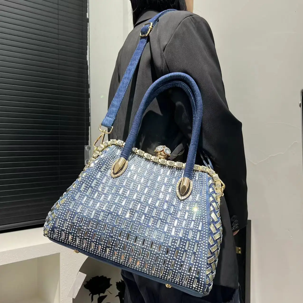 حقيبة كتف نسائية من الدنيم بتصميم متقاطع، تتميز بأ...