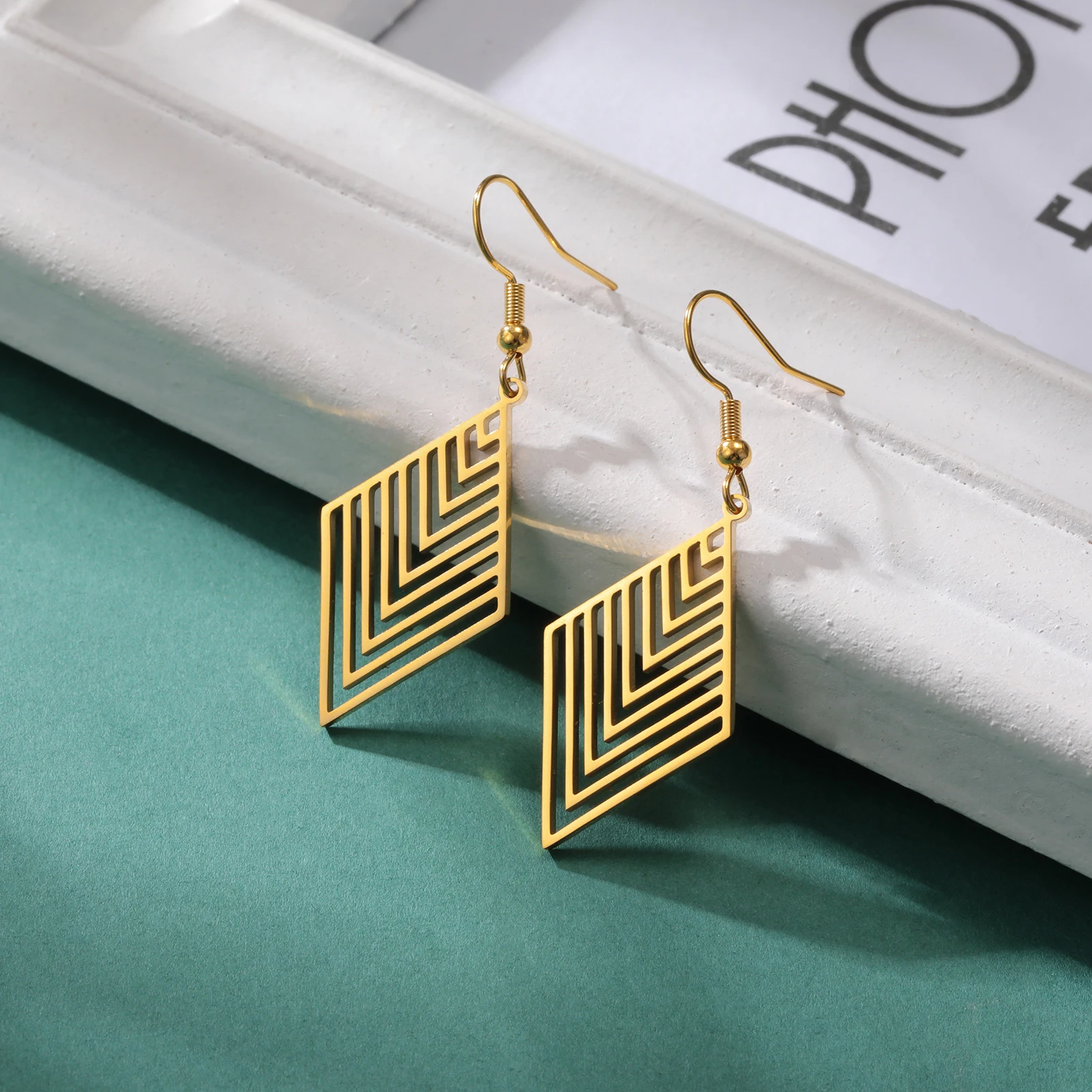 Kkjoy Mode Gold Farbe Luxus Hohl Raute Gestreiften Tropfen Baumeln Ohrringe Für Frauen Dame Jahrestag Zubehör Schmuck Geschenke – Detail 4