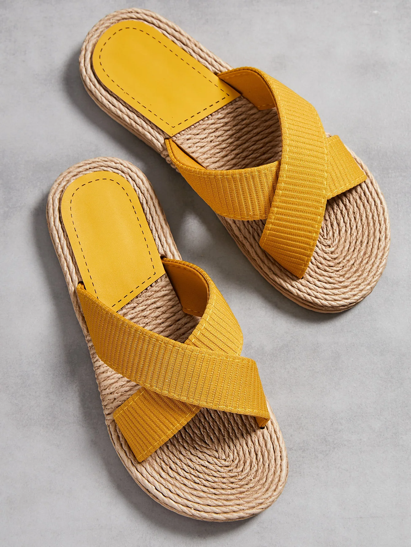 Handmade Ladies Home Slipper Hemp Straw Women Sandals Casual Outdoor Cross Slipper Female Summer Beach Wear Flat Heel Shoes