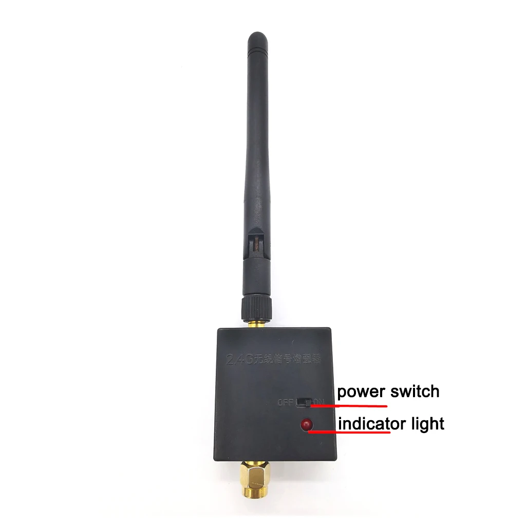 Amplificateur de signal 2.4GHz pour émetteur, connecté à une antenne, câbles enroulés.