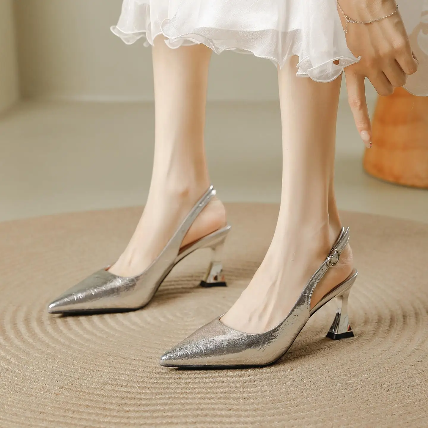 편안한 포인티드 토 얇은 굽 샌들 여성 여름 신상 스타일 만능 원스트랩 하이힐 드레스용 슬립온 슈즈
