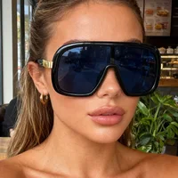 Lunettes de soleil masque vintage à grande monture pour femme, style mode, avec verres dégradés, protection UV400, idéales pour la conduite en extérieur 3