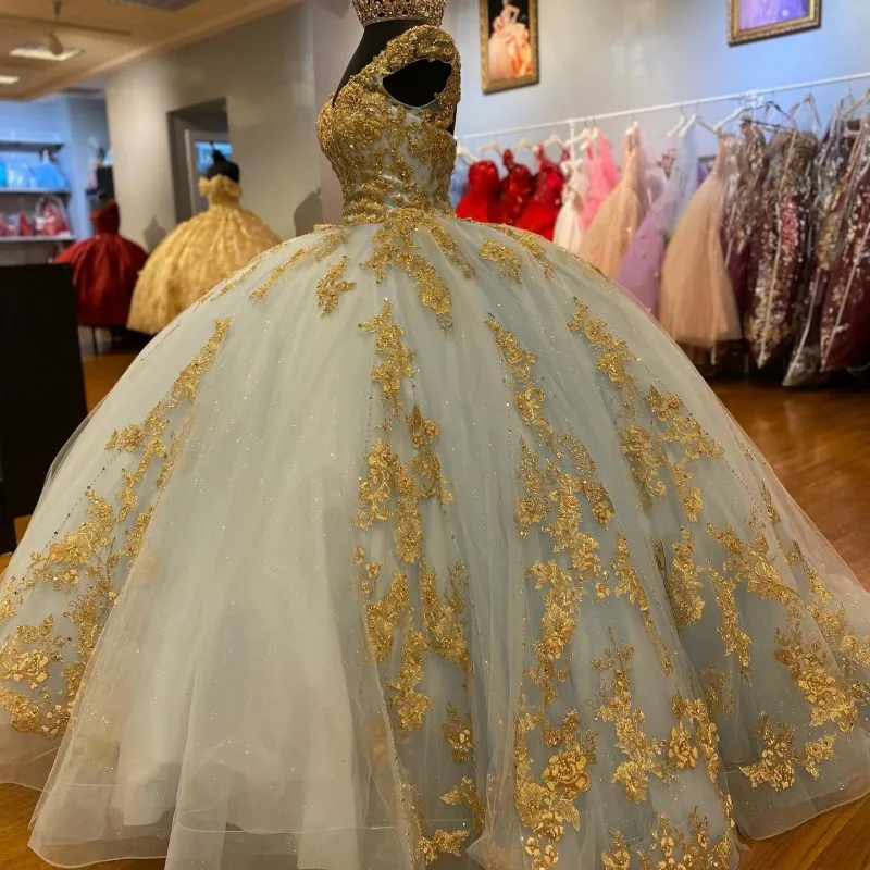 

Sky Blue Sexy V-Neck Ball Gown Luxury Beaded Gold Applique Quinceanera Dresses Sleeveless Tull Princess Sweet 16 15 Vestidos De
