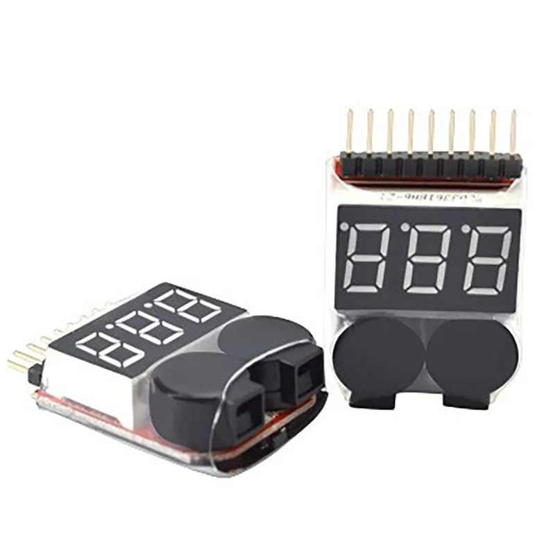 Vue rapprochée du testeur de tension batterie Lipo 1-8s avec alarme basse tension, écran allumé et boutons visibles.