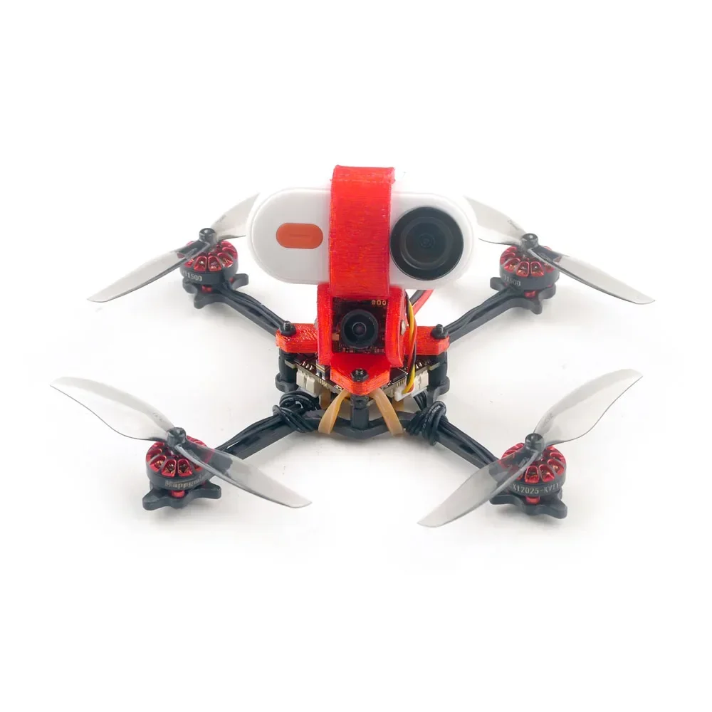 Drone Happymodel Crux3 posé sur une surface, avec son récepteur ELRS et sa caméra Caddx Ant visibles sous l'angle latéral