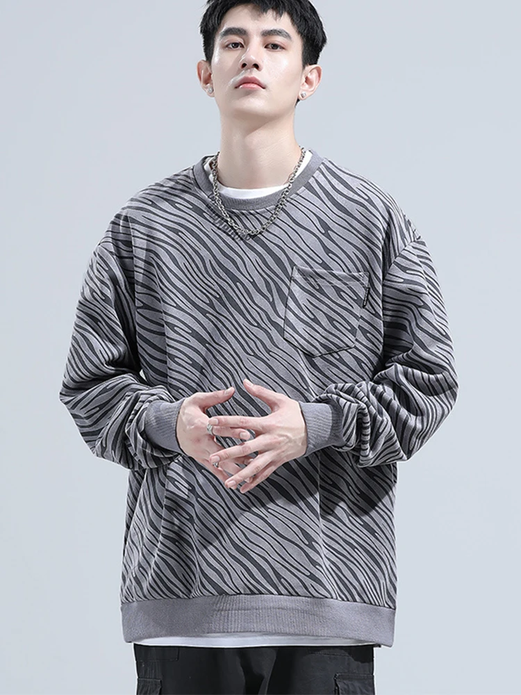 thumbnail image 1 of Sudadera con capucha holgada informal de gran tamaño con cuello redondo y gráfico de paneles de rayas otoñales para hombre, estilo urbano, con bolsillos, estilo Y2K, 1 of 5
