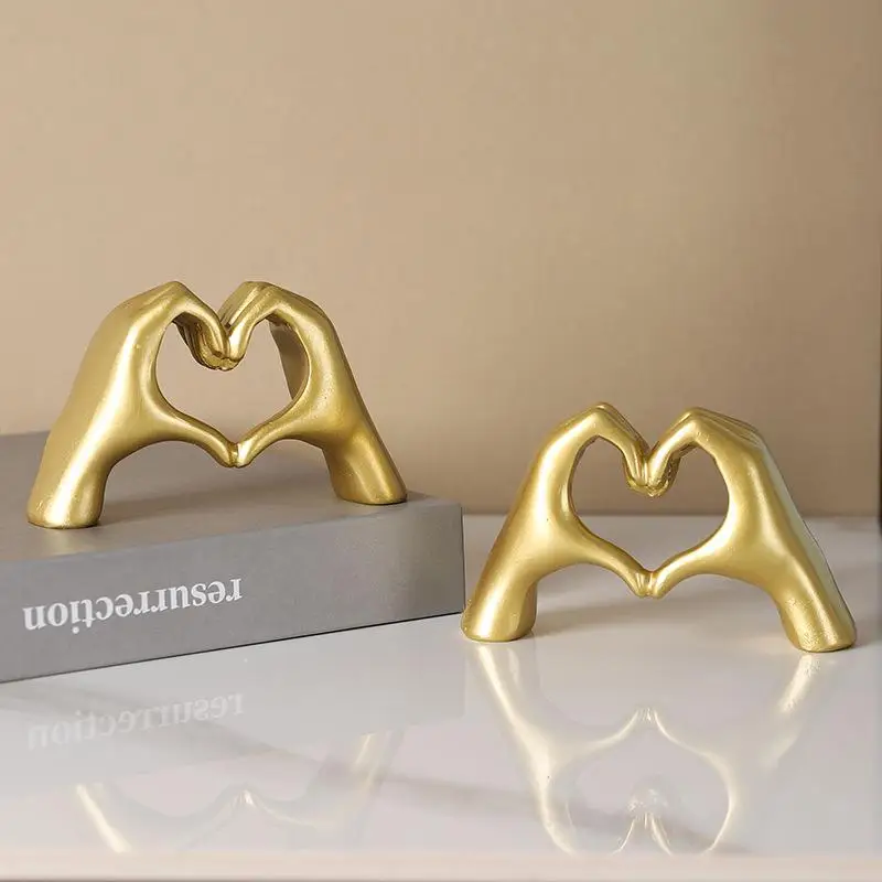 Creative Heart Hand Statue Resin Love Gesture Sculptures Desktop Ornament Bookshelf Decor Living Room Figurines Art Decoration