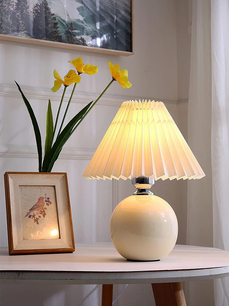 

Pleated table lamp girl bedroom bedside lamp ins retro decorative ceramics online celebrity Nordic pleated lamp