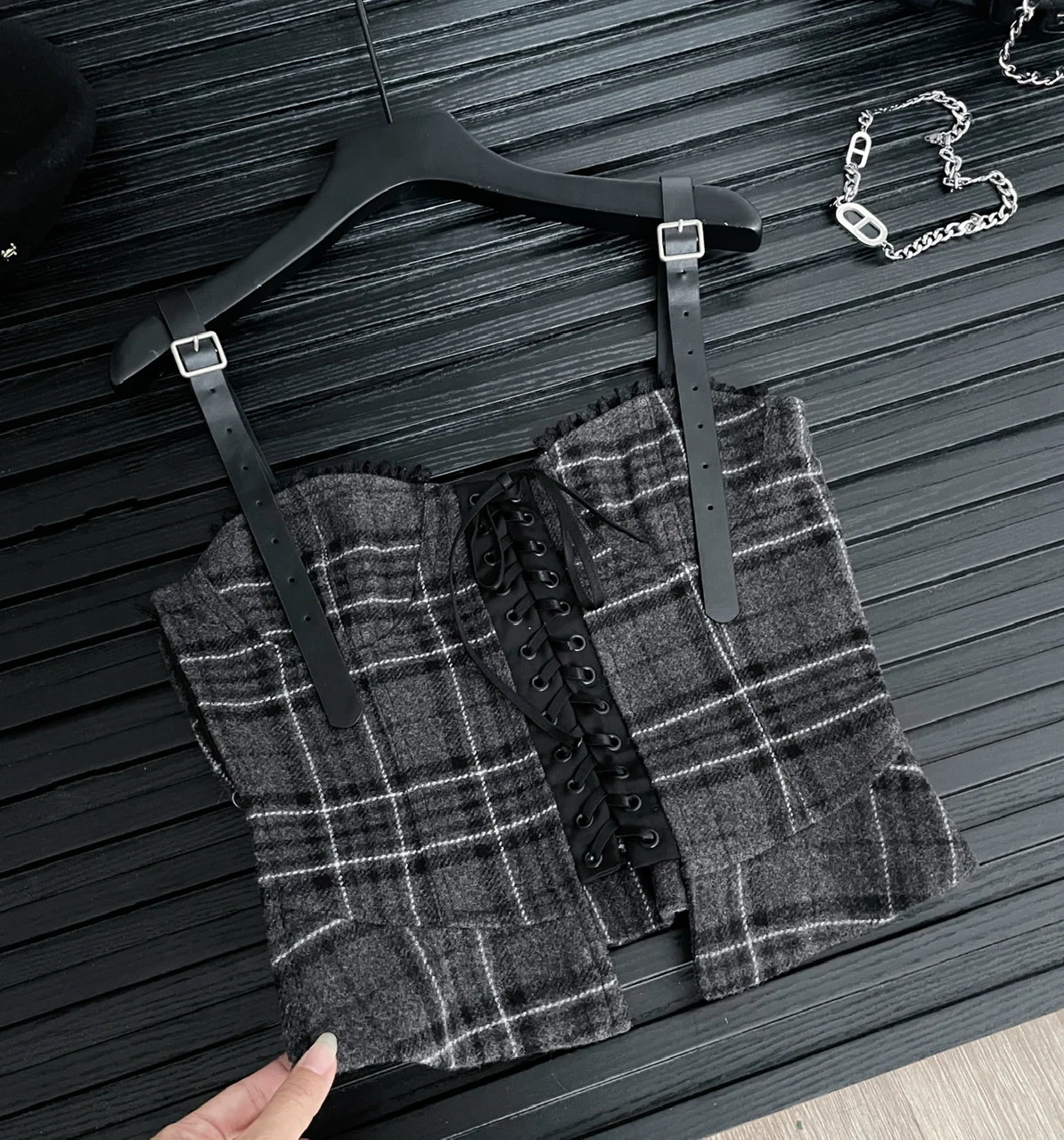 Conjunto de 3 piezas estilo retro coreano de otoño para mujer, camisa blanca, chaleco de tirantes y falda plisada, diseño de estilo universitario, moda Y2K.