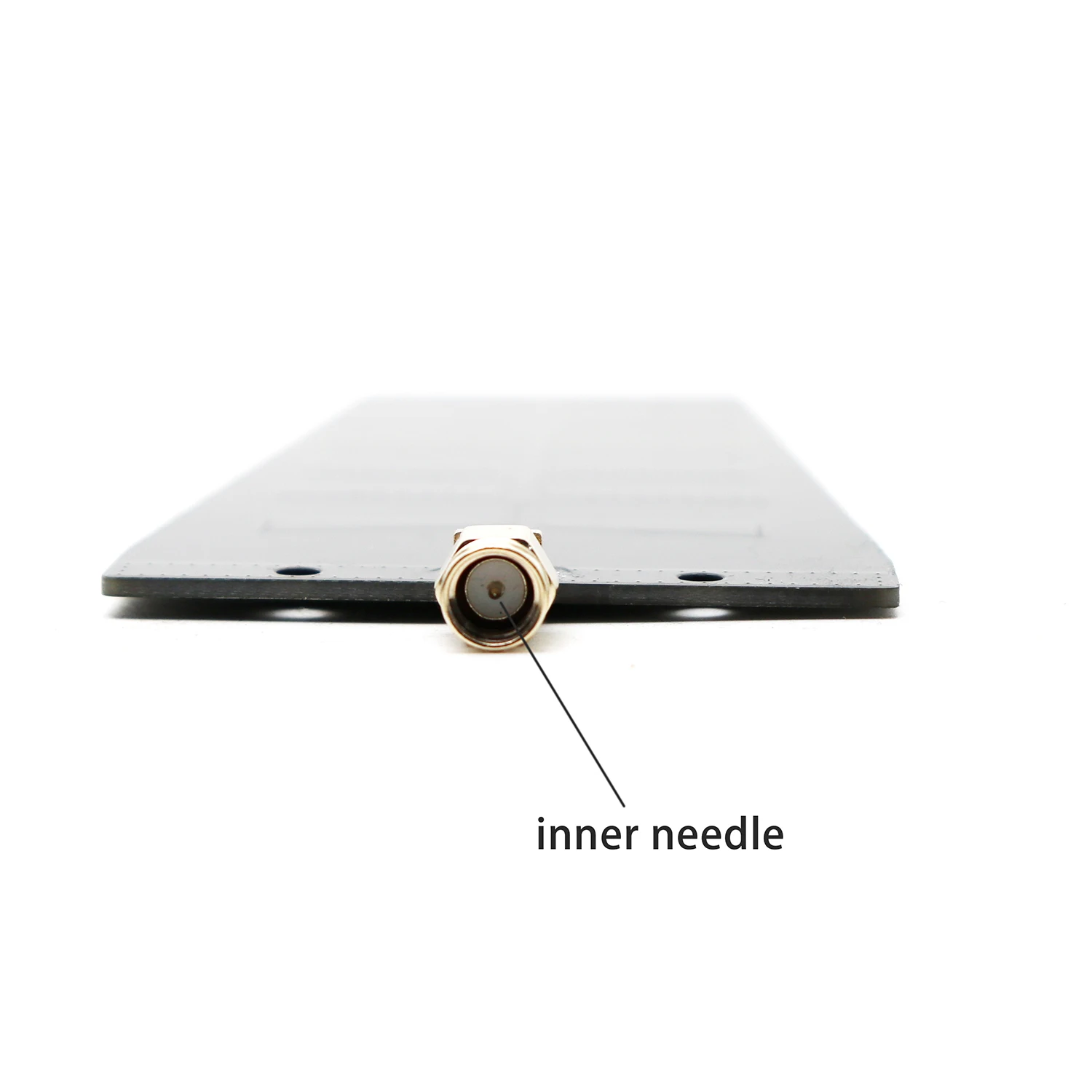 Antenne Yagi directionnelle 2.4GHz 12dBi fixée sur un support pour drone avec câble connecté