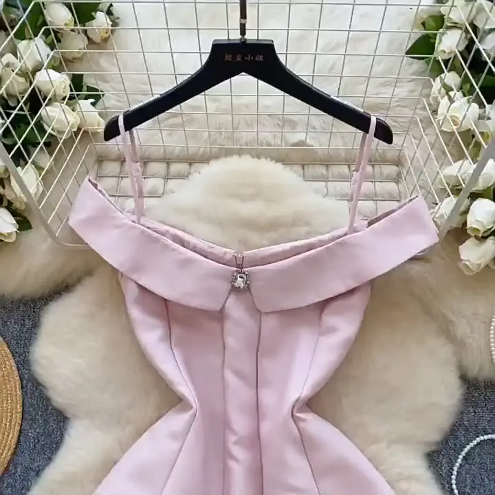 Женское платье без рукавов с разрезом на шее