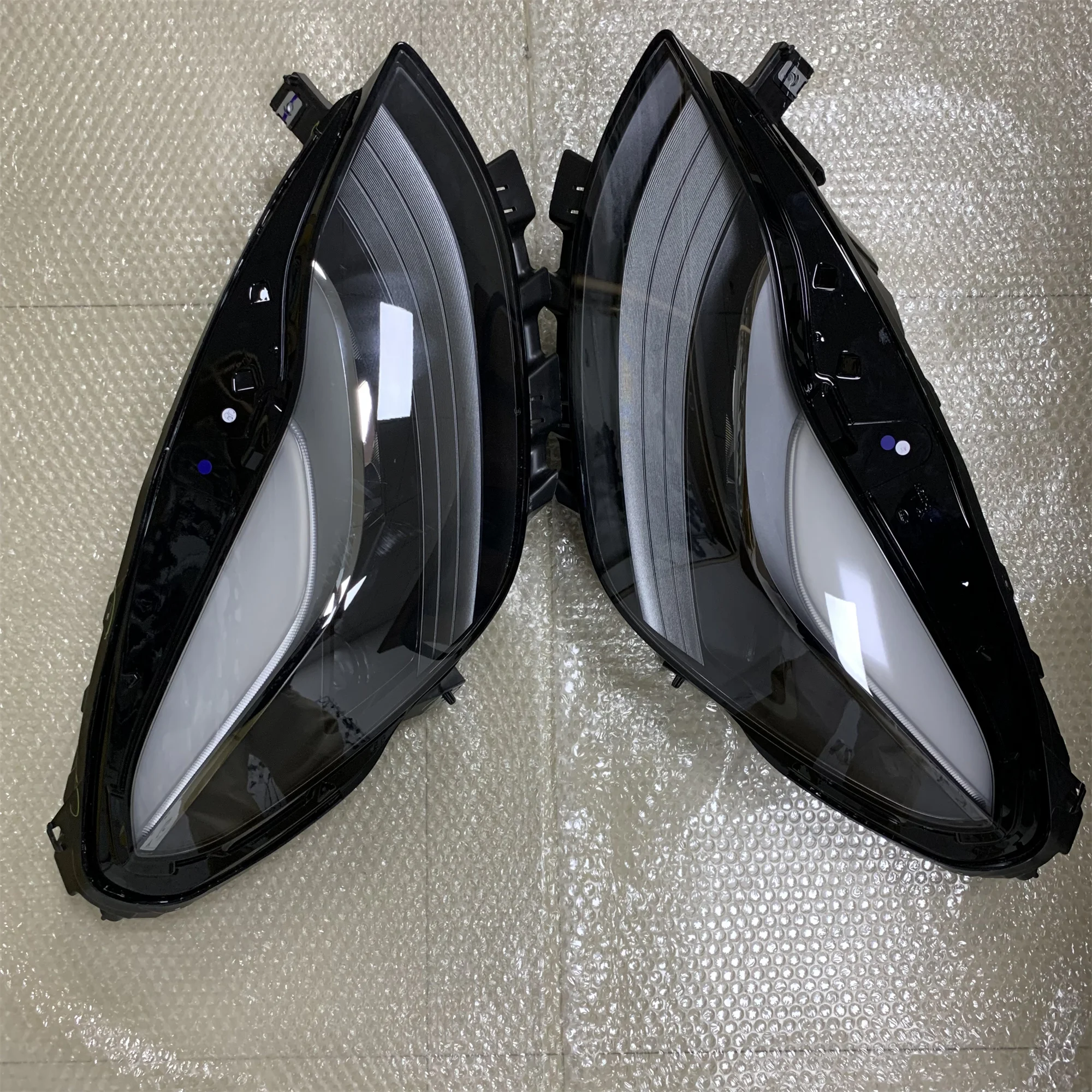 

Передняя левая и правая светодиодная фара в сборе для Tesla Model 3 2021-2022