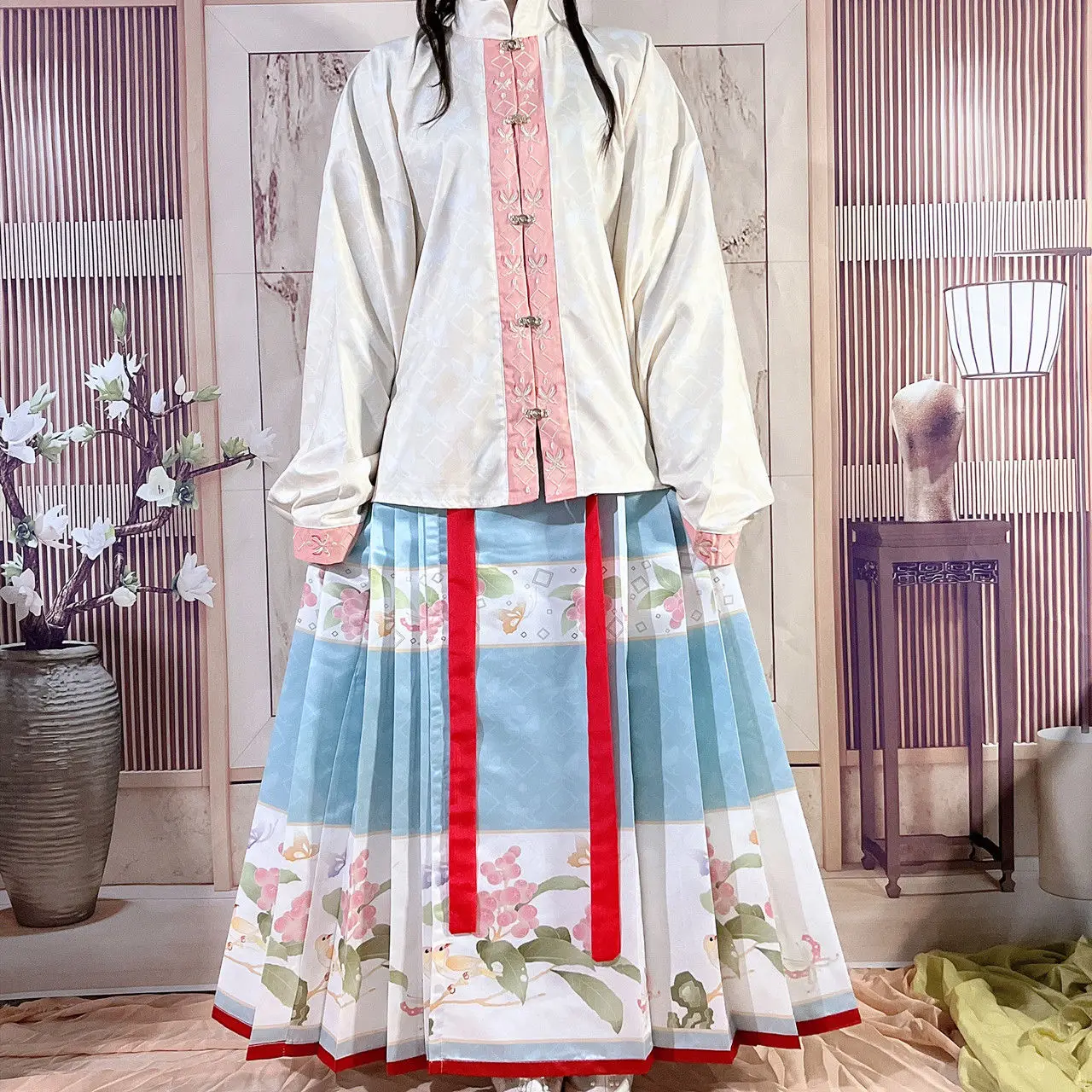 

Оригинальный Женский костюм Hanfu с вышивкой династии Мин, стоячий воротник, рукав Пипа, Фиолетовый Топ, синяя юбка конского лица, полный костюм