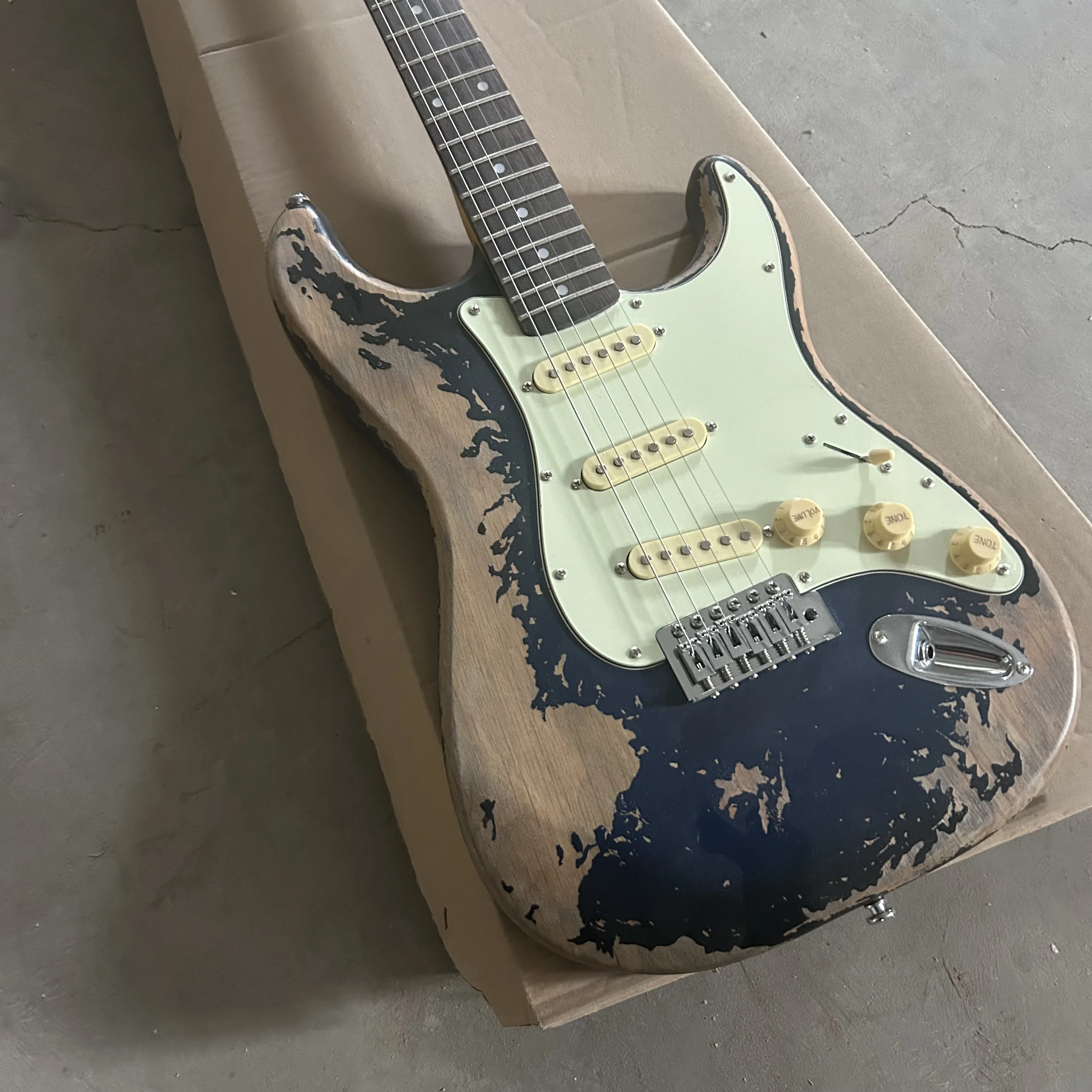 

New product ruins electric guitar, poplar wood, nitro paint, cow bone string pillow, wholesale and retail