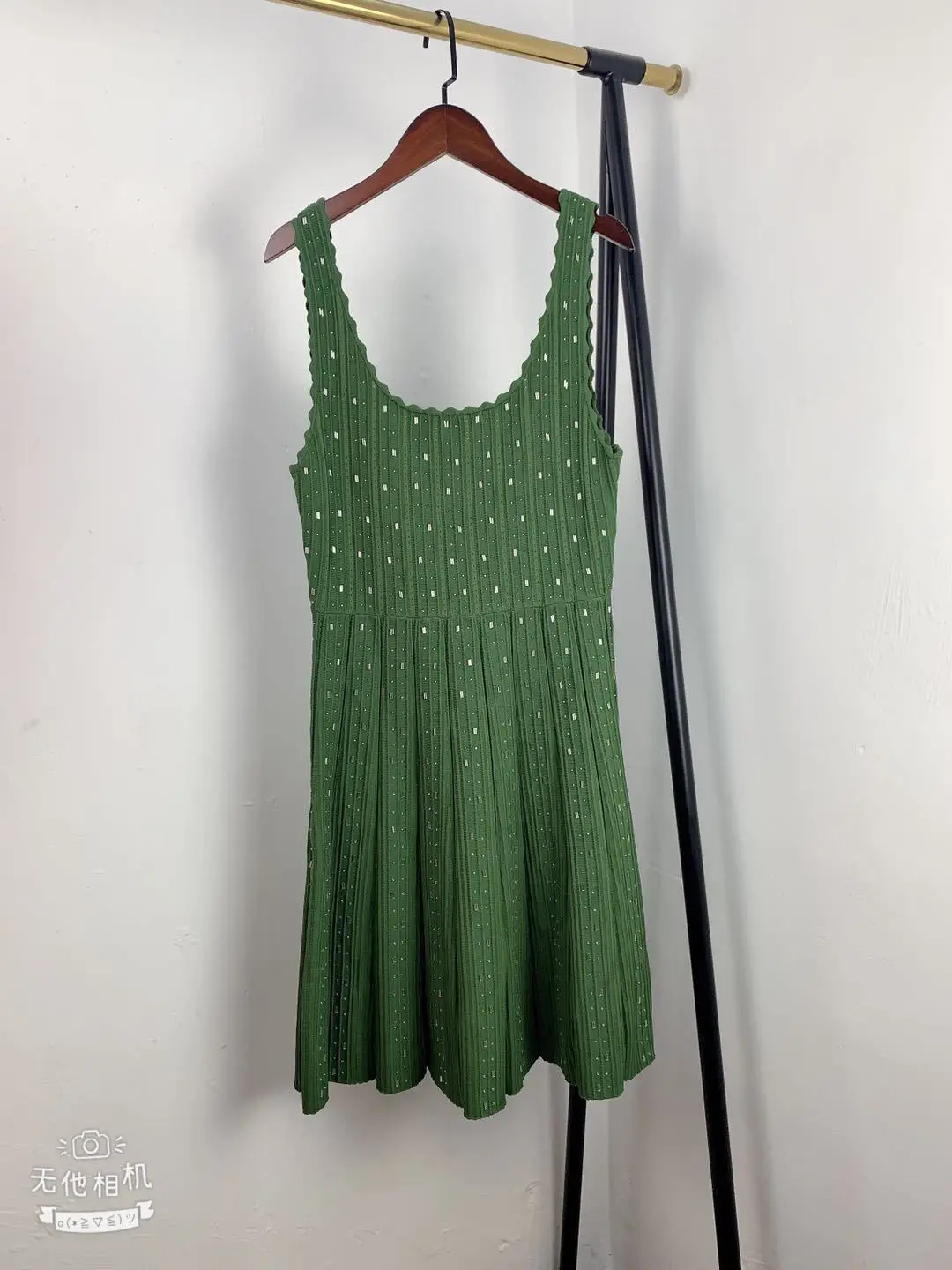 

Women Sequined Flared Slim Waist Sleeveless Knitted Knee-Length Dress
