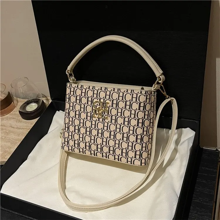 شنطة يد و كتف Shop1105357182 تصميم مونوغرام