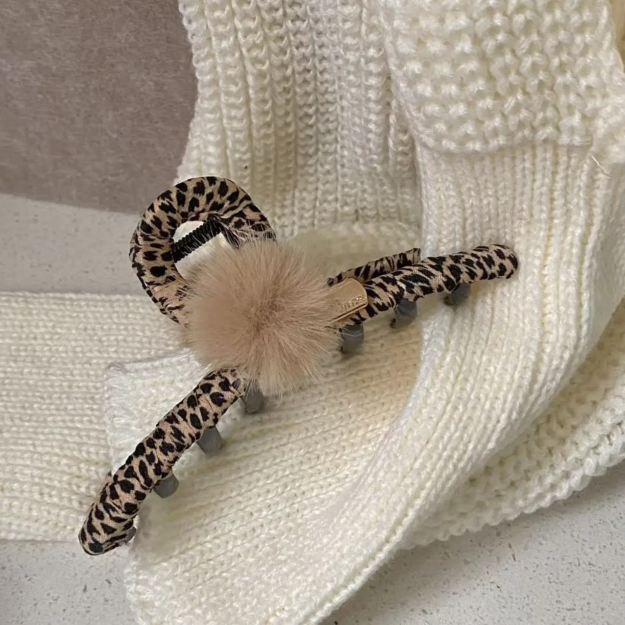 1PC Leopard Print Hair Claw Clip, Furry Pom, Large Non - Slip Hair Clip For Women, Trendy Y2K Hair Accessories For Daily Wear