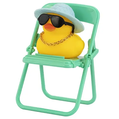 Decorazioni per cruscotto in gomma per auto con anatra Accessori per fotocamera per ornamento per auto con mini cappello Collana con anello da nuoto e occhiali da sole