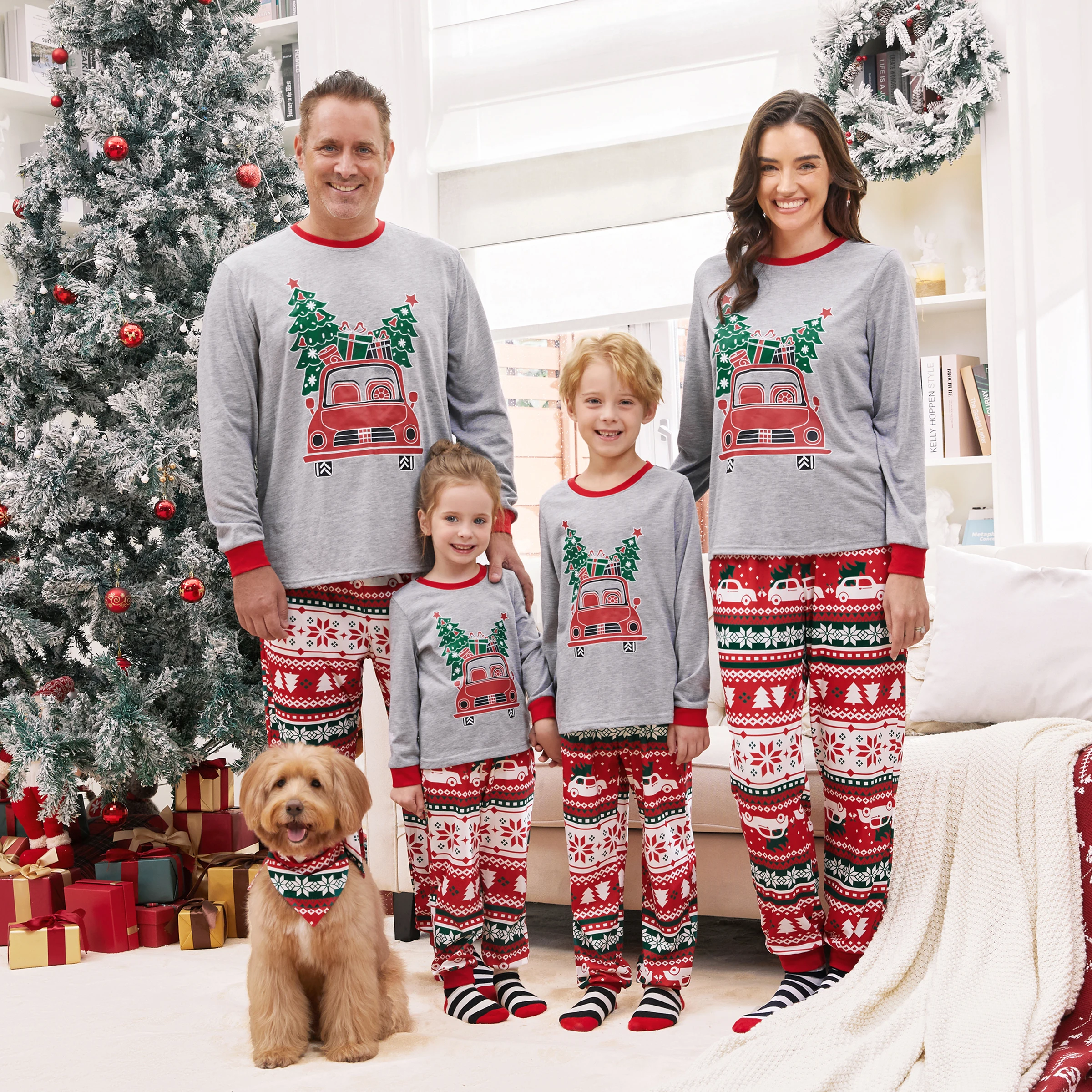 thumbnail image 1 of Pijamas navideños Conjuntos familiares a juego Patrón de camión de reparto con árbol de Navidad Conjuntos de pijamas, 1 of 5