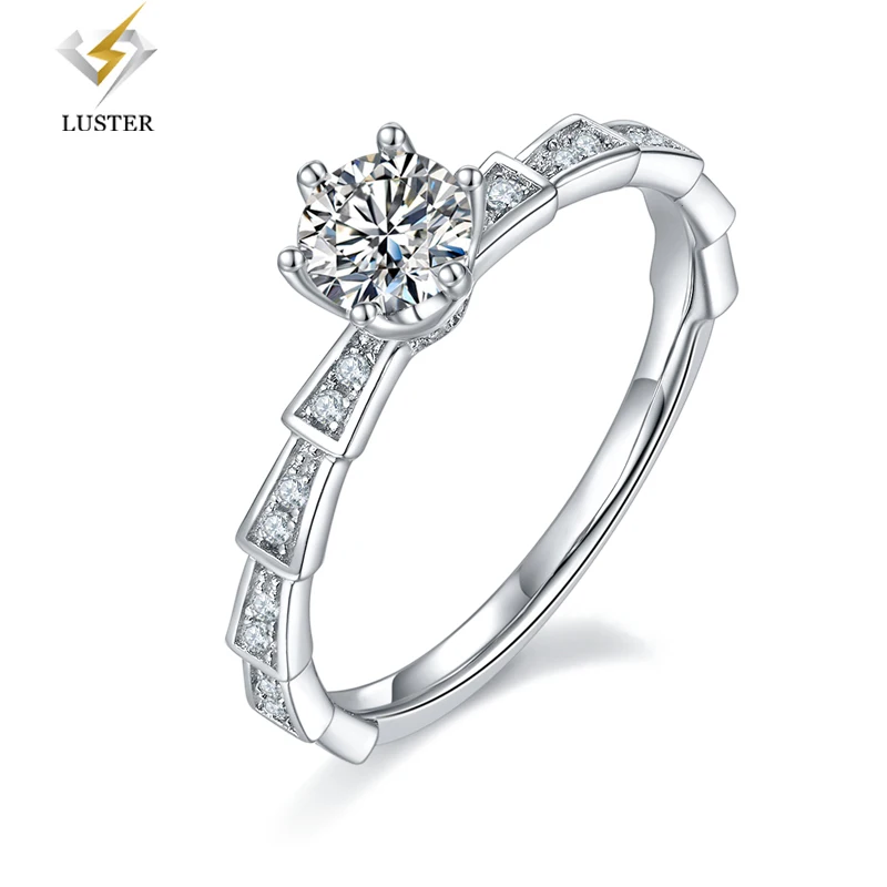 

Микро инкрустированное механическое женское кольцо из серебра пробы с платиновым муассанитом и бриллиантом 50 точек класса D