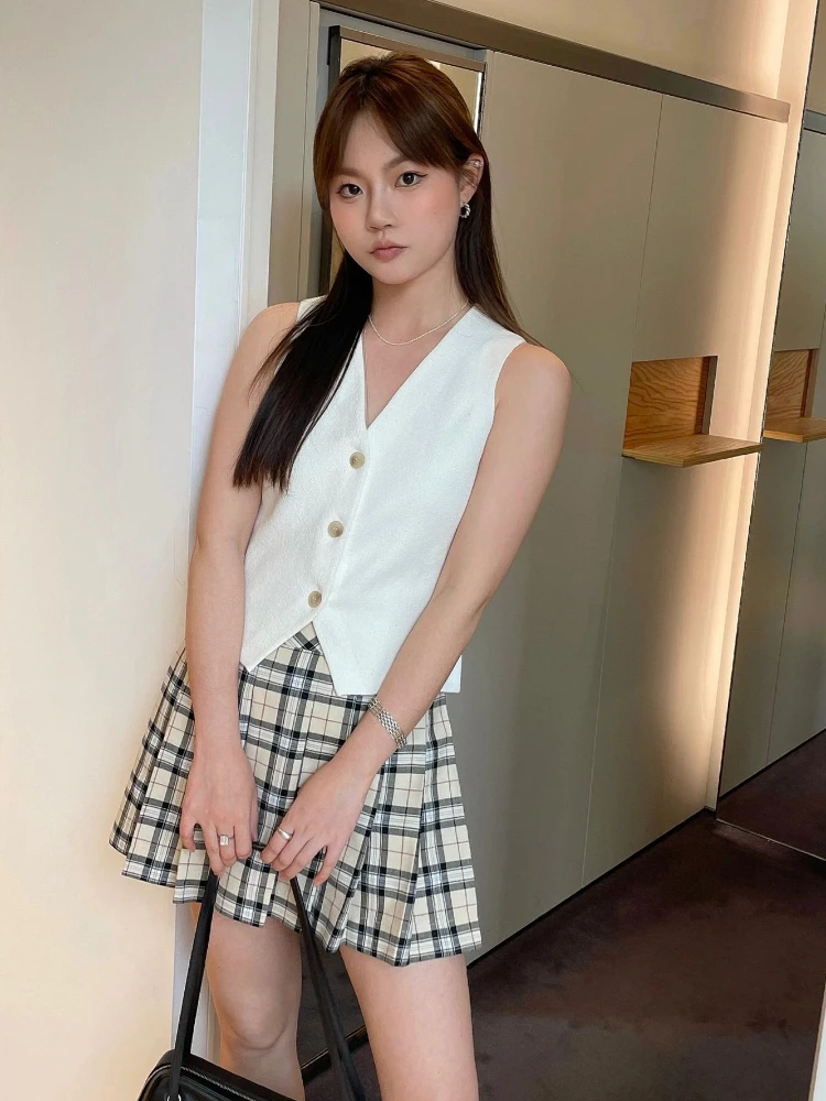 

2023 Spring and Summer New Vest Women Slim V-neck Beige Knitted Vest