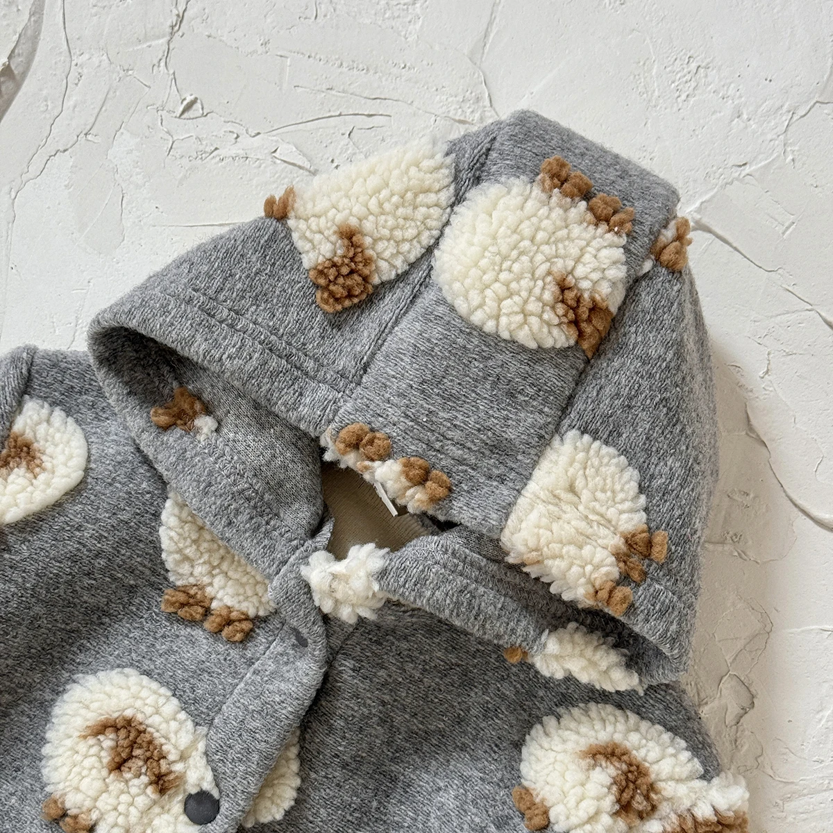 Winter Neugeborenes Baby Jungen Strampler Lamm bestickt mit Kapuze einreihig vorne Strampler weiche Mode Baby Mädchen Kleidung – Detail 4