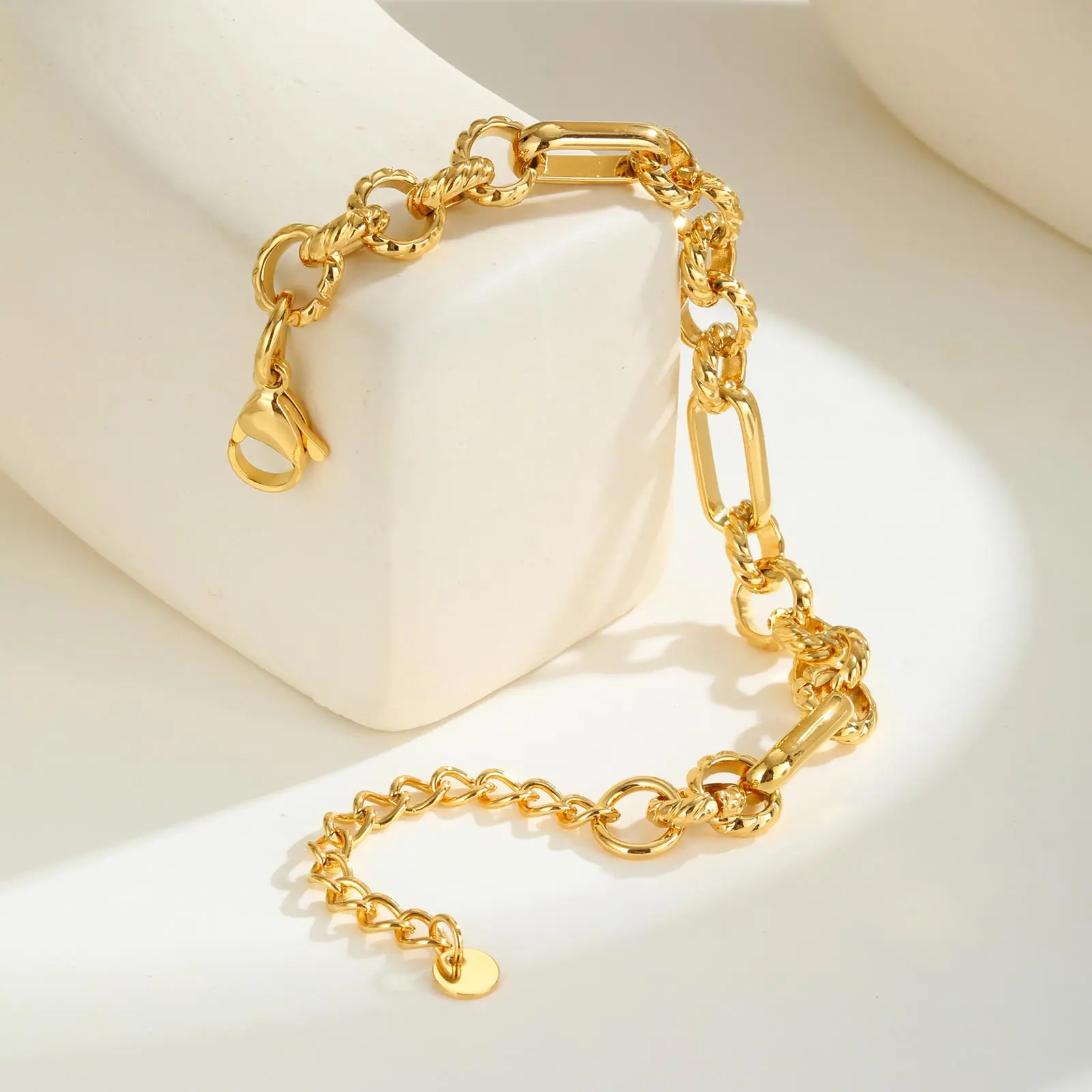 18 Karat vergoldetes Armband mit gedrehter Textur, Edelstahl, klobige Kettenarmbänder, wasserdicht, geometrisch, trendiger Schmuck für Frauen, Geschenk – Detail 9