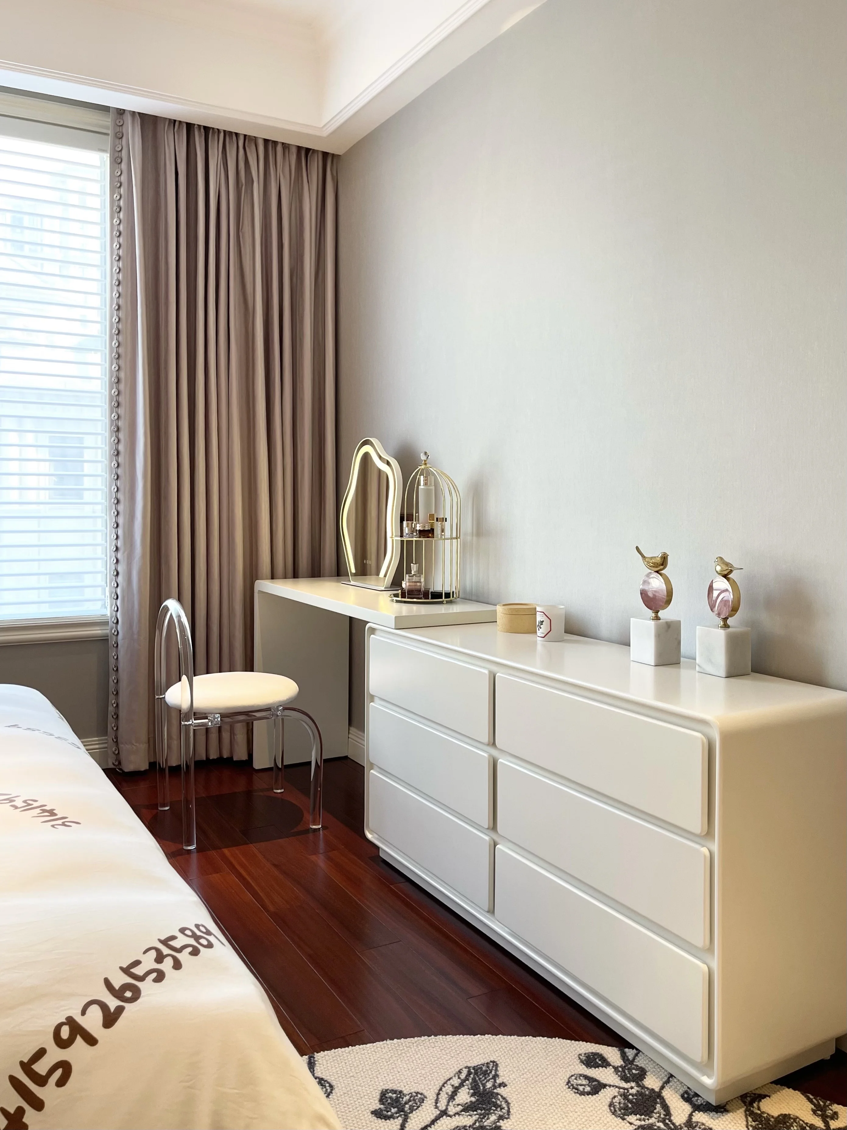 모던 미니멀리스트 크림 윈드 솔리드 우드 드레싱 테이블 보관 캐비닛, 통합 화이트 메이크업 테이블 