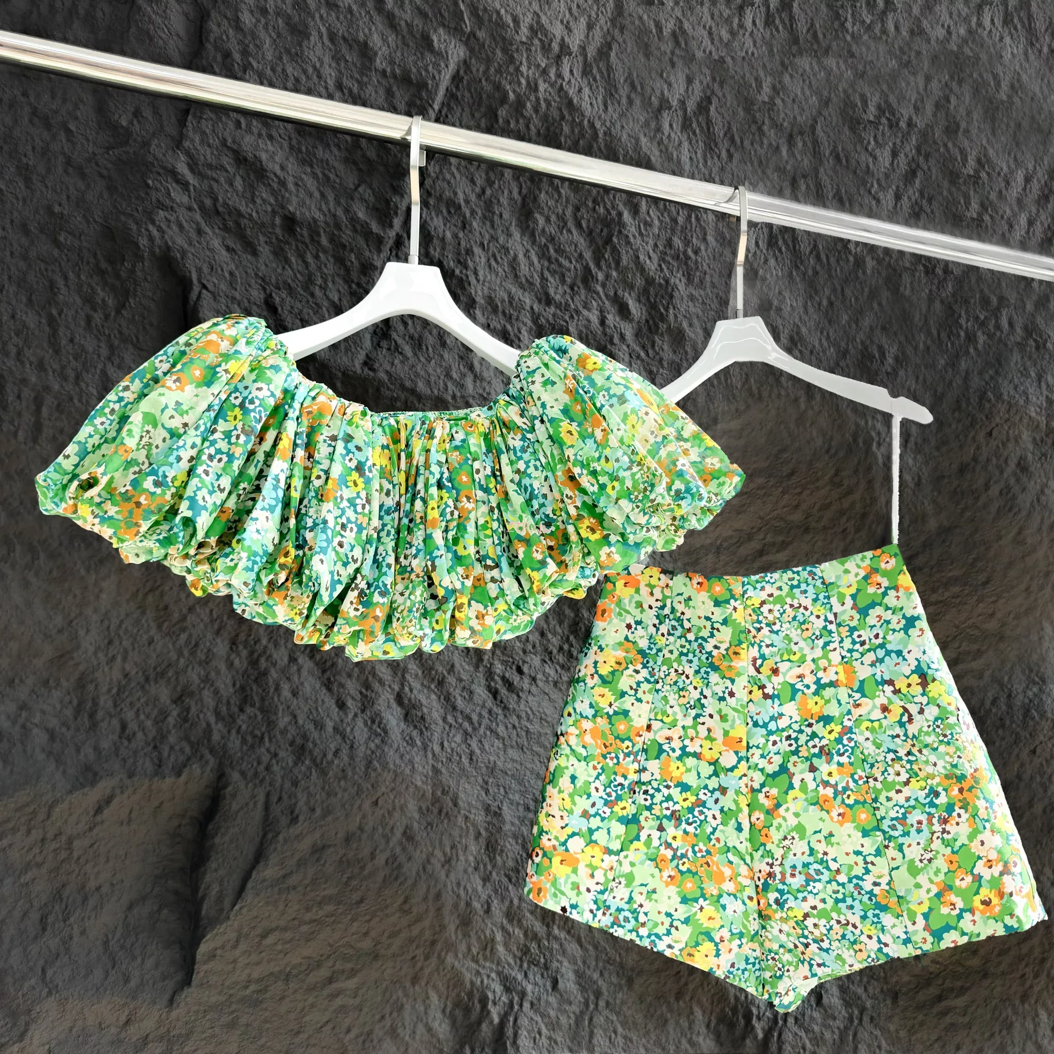 

Женский топ с открытыми плечами и цветочным принтом или шорты с высокой талией