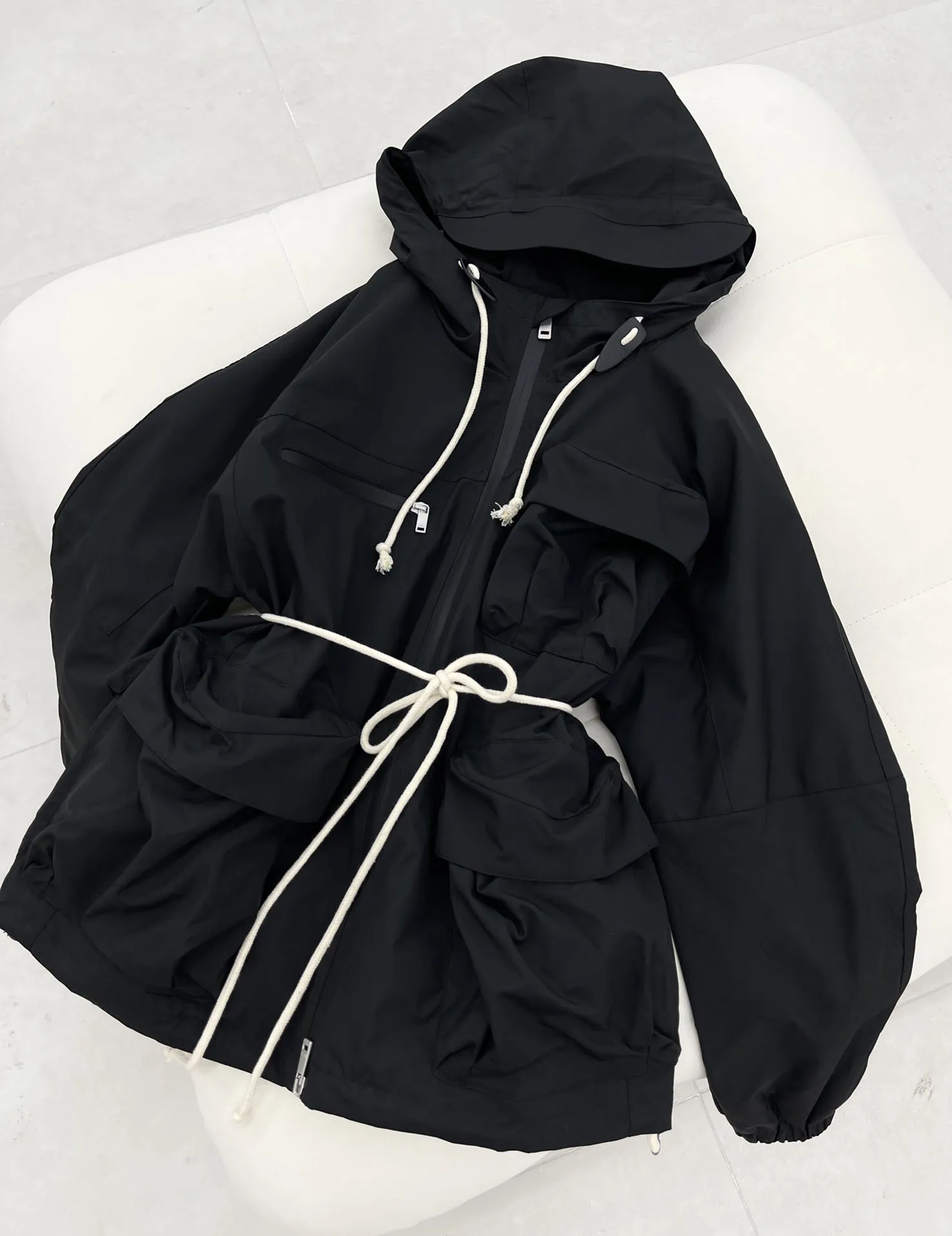 

Multi-pocket hooded windcoat draw rope waist retraction design three-dimensional pocket decoration 2023 autumn new hot